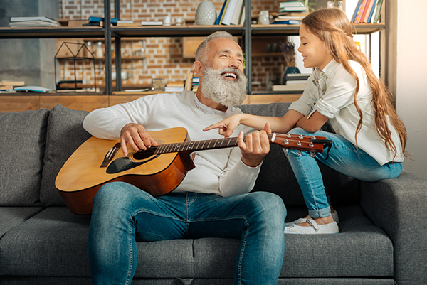 Großvater spielt Gitarre für sein Enkelkind